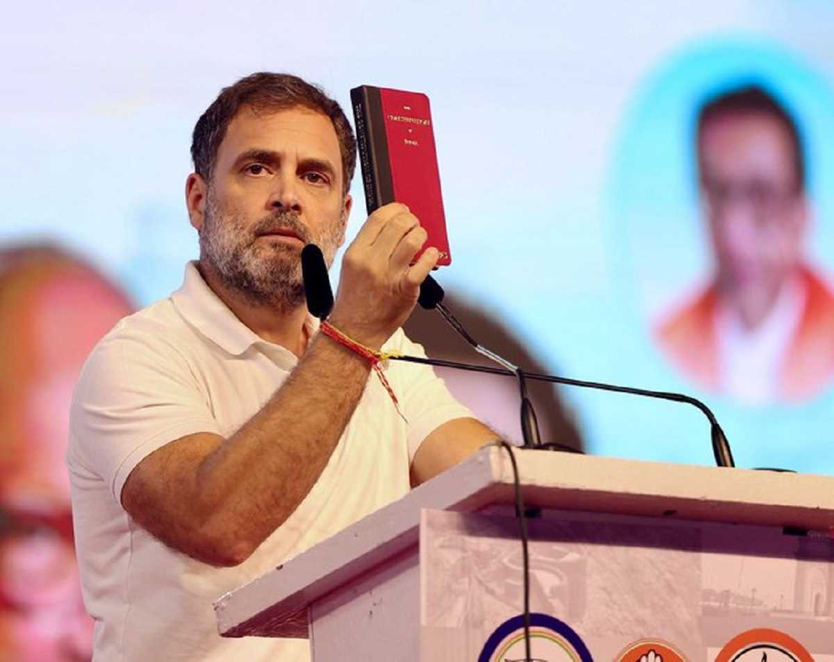 झारखंड की चुनावी सभा में संविधान की किताब दिखाकर राहुल बोले, भाजपा इसे खत्म करना चाहती है